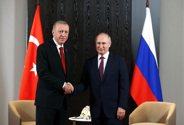 Russian President Vladimir Putin and Turkish President Tayyip Erdogan shake hands during a meeting on the sidelines of the Shanghai Cooperation Organization (SCO) summit in Samarkand, Uzbekistan September 16, 2022. Sputnik/Alexander Demyanchuk/Pool via REUTERS ATTENTION EDITORS - THIS IMAGE WAS PROVIDED BY A THIRD PARTY.