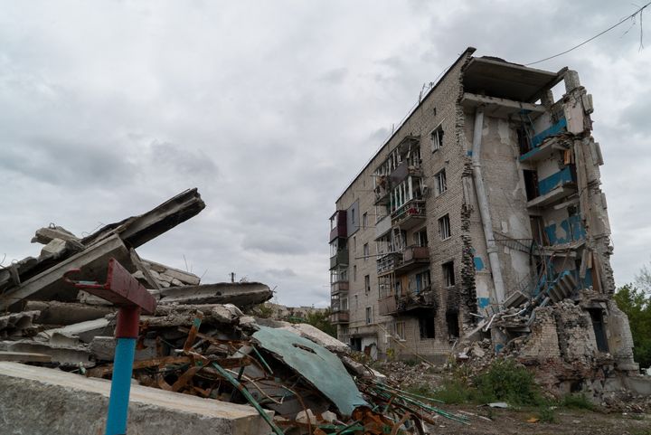 破壊されたイジュームのマンション。地元当局によるとイジュームにある高層ビルの約70％が被害を受けたという。2022年9月14日撮影 (Photo by Viacheslav Mavrychev/Suspilne Ukraine/JSC)