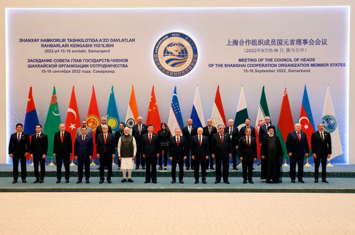 Οικογενειακή φωτογραφία των ηγετών που συμμετείχαν στη Σύνοδο του Οργανισμού Συνεργασίας της Σανγκάης.