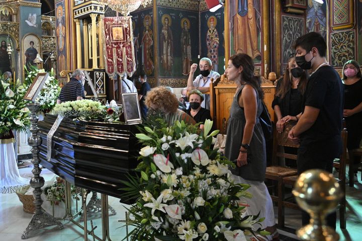Η νεκρώσιμος ακολουθία τελέστηκε στον ιερό ναό Αγίου Γεωργίου, στο Χιλιομόδι Κορινθίας