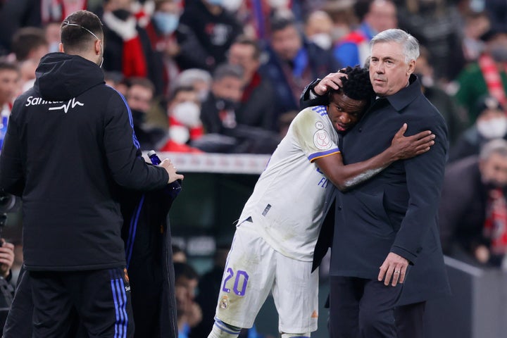 Ancelotti abraza a Vinicius durante un partido.