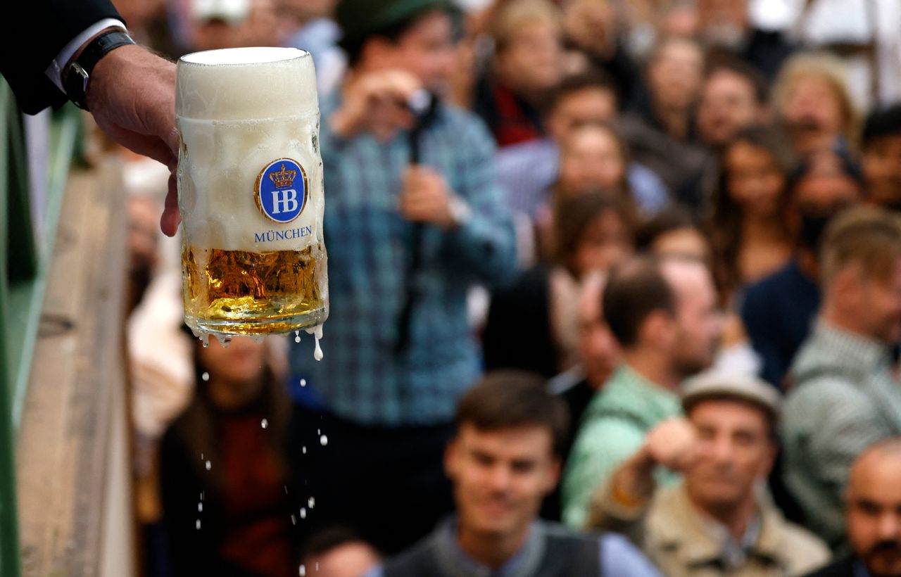 Ένα άτομο κρατά μια μπύρα κατά τη διάρκεια των επίσημων εγκαινίων του μεγαλύτερου φεστιβάλ μπύρας στον κόσμο, του 187ου Oktoberfest στο Μόναχο, Γερμανία, 17 Σεπτεμβρίου 2022.