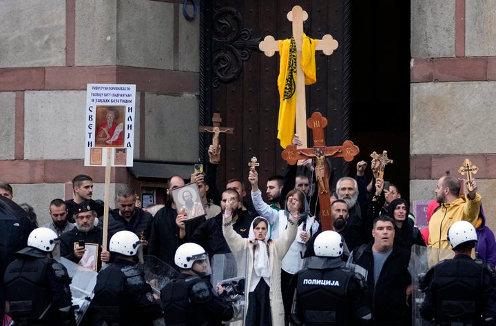 Οι διαδηλωτές κατά του Pride φωνάζουν συνθήματα μπροστά στον Αγ. Mάρκο κατά τη διάρκεια της ευρωπαϊκής πορείας υπερηφάνειας LGBTQ στο Βελιγράδι, Σερβία, Σάββατο, Σεπτ. 17, 2022. Η σερβική αστυνομία απαγόρευσε την παρέλαση του Σαββάτου, επικαλούμενη τον κίνδυνο συγκρούσεων με ακροδεξιούς ακτιβιστές.