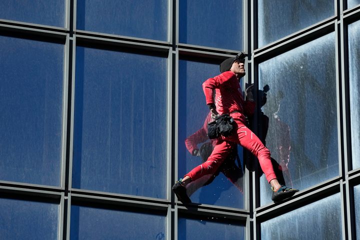 トタルエナジーズビルを登るアラン・ロベールさん（2022年9月17日撮影）