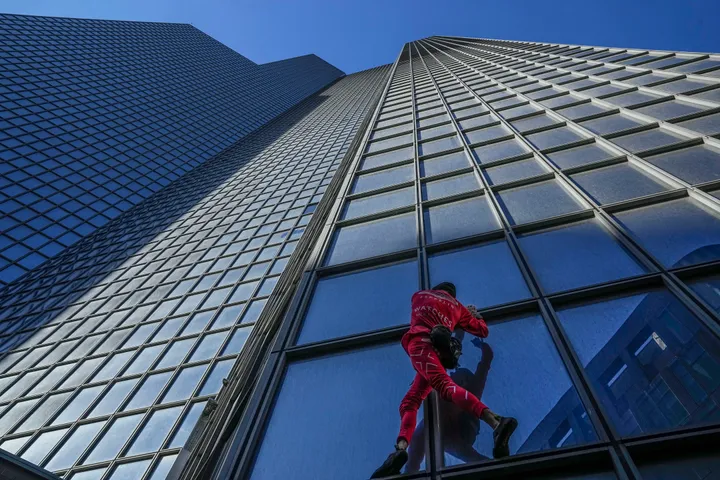 French Spider-Man' Celebrates 60th Birthday With A Massive Skyscraper Climb  | HuffPost Weird News