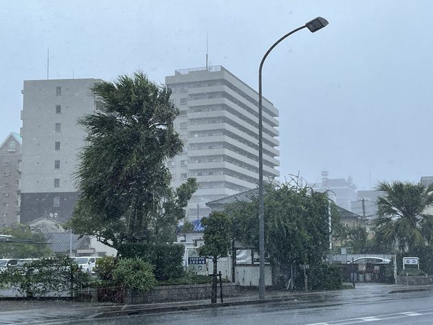 台風14号が接近し、風雨が強まる宮崎市内＝9月18日午後