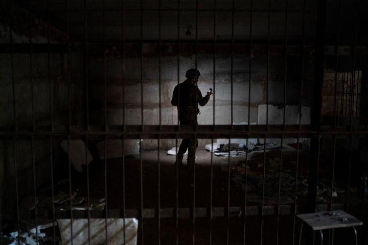 Ένας Ουκρανός στρατιώτης στέκεται σε ένα υπόγειο το οποίο, σύμφωνα με τις ουκρανικές αρχές, χρησιμοποιήθηκε ως κελί βασανιστηρίων κατά τη διάρκεια της ρωσικής κατοχής, στο χωριό Kοζάτσα Λοπάν της Ουκρανίας, το Σάββατο, Σεπτεμβρίου. 17, 2022.