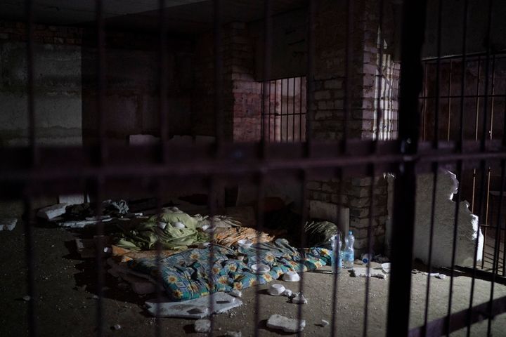 Παπλώματα και υπνόσακοι φαίνονται σε ένα υπόγειο το οποίο, σύμφωνα με τις ουκρανικές αρχές, χρησιμοποιήθηκε ως κελί βασανιστηρίων κατά τη διάρκεια της ρωσικής κατοχής, στο χωριό Kozacha Lopan, στην Ουκρανία, το Σάββατο, Σεπτεμβρίου. 17, 2022. (AP Photo / Leo Correa)