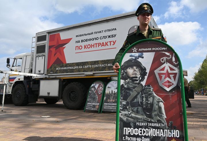 Ένας Ρώσος στρατιωτικός στέκεται δίπλα σε ένα κινητό κέντρο στρατολόγησης για στρατιωτική θητεία με σύμβαση στο Ροστόφ-ον-Ντον, Ρωσία, 17 Σεπτεμβρίου 2022. REUTERS / Σεργκέι Πιβοβάροφ