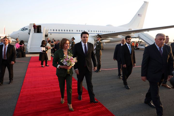 Ο Επικεφαλής της Αρμενικής Εθνοσυνέλευσης Άλεν Σιμονιάν, κεντροδεξιά, και η πρόεδρος της Βουλή των Αντιπροσώπων των ΗΠΑ Nάνσι Πελόζι, κεντροαριστερά, περπατούν μαζί κατά την άφιξή της στο Διεθνές Αεροδρόμιο έξω από το Ερεβάν της Αρμενίας, Σάββατο, Σεπτ. 17, 2022.