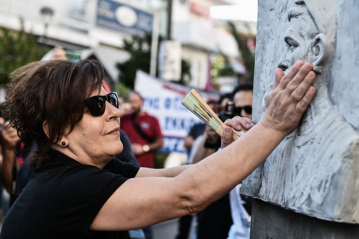 Η μητέρα του Παύλου Φύσσα στο μνημείο που έχει στηθεί για τη δολοφονία του γιού της Παύλου Φύσσα στο Κερατσίνι, Κυριακή 18 Σεπτεμβρίου 2022. (ΤΑΤΙΑΝΑ ΜΠΟΛΑΡΗ/EUROKINISSI)