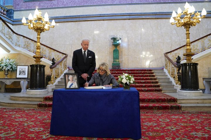 Η πρώτη κυρία των ΗΠΑ, Τζιλ Μπάιντεν, δίπλα στον Πρόεδρο Τζο Μπάιντεν, υπογράφει ένα βιβλίο συλλυπητηρίων για τη βασίλισσα Ελισάβετ της Βρετανίας, μετά τον θάνατό της, στο Λάνκαστερ Χάουζ στο Λονδίνο, Βρετανία, 18 Σεπτεμβρίου 2022