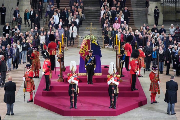 La capilla ardiente de la reina Isabel, durante la "vigilia de los príncipes".