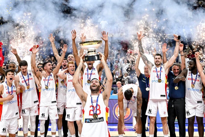 Rudy Fernández levanta el trofeo de campeones del Eurobasket.
