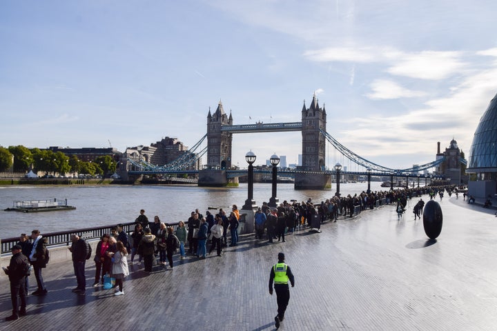 Vista de la cola para acceder a la capilla ardiente de la Reina Isabel II en Westminster