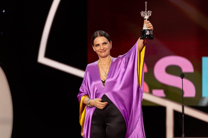 Juliette Binoche recoge el Premio Donostia en el Festival de Cine de San Sebastián.