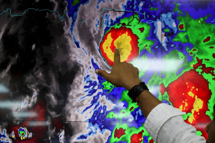 Monitoreo del huracán Fiona acercándose a Puerto Rico y República Dominicana.