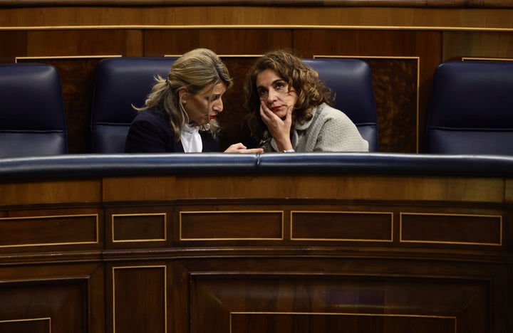 Yolanda Díaz y María Jesús Montero conversan en el Congreso de los Diputados