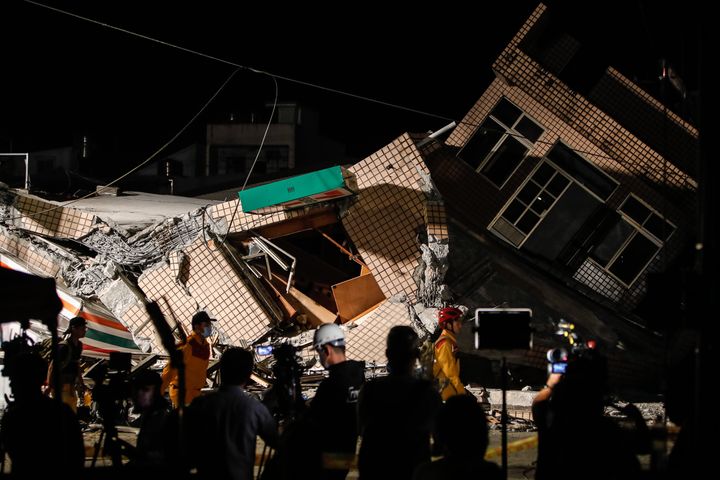 Καταστροφές από τον σεισμό των 6,9 Ρίχτερ την Κυριακή