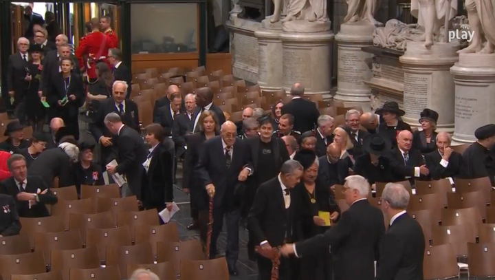 Los invitados al funeral, llegando a la abadía.