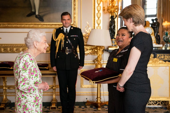La reine présentant la croix de George à Amanda Pritchard, directrice générale du NHS England, et May Parsons, matrone moderne à l'hôpital universitaire de Coventry et Warkwickshire, représentants du NHS, lors d'une audience au château de Windsor, en juillet (Aaron Chown/PA)