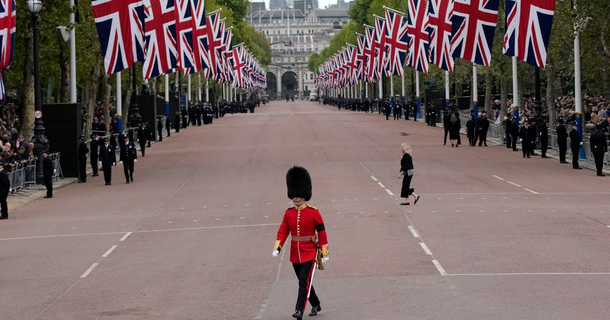 Buckingham Palace Releases New Queen Elizabeth Portrait Ahead Of Funeral Buckingham Palace Releases New Queen Elizabeth Portrait Ahead Of Funeral
