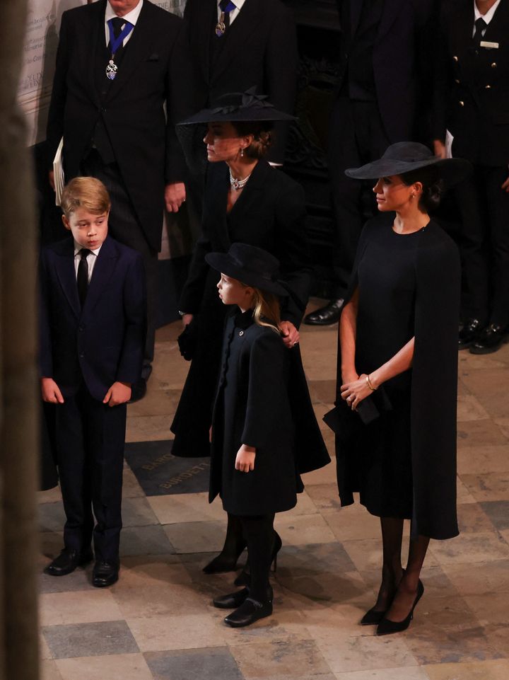 La princesa de Gales, la duquesa de Sussex, el príncipe Jorge y la princesa Carlota.