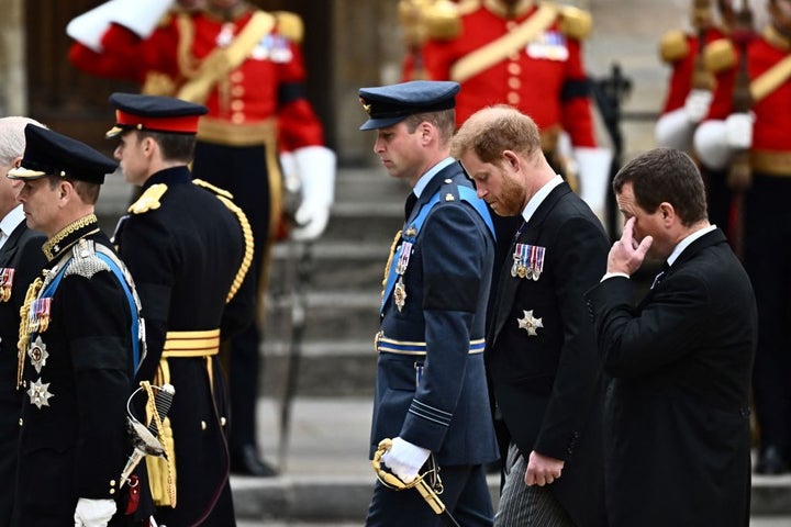 El príncipe Guillermo, heredero al trono, y su hermano Harry durante el cortejo que ha trasladado a la reina Isabel II hasta la abadía de Westminster.