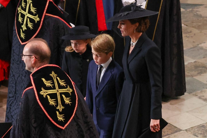 Los príncipes Jorge y Carlota este lunes en el funeral de Estado de su bisabuela, Isabel II.
