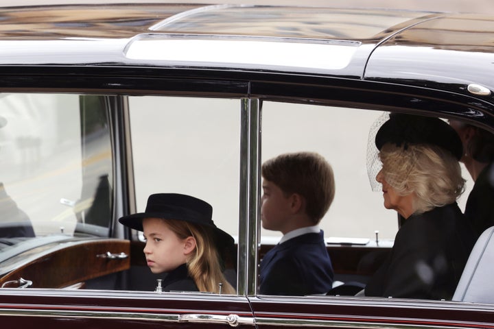 Los príncipes Jorge y Carlota este lunes en el funeral de Estado de su bisabuela, Isabel II.