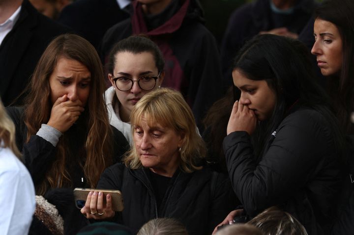 Londinenses siguiendo el funeral en un móvil.