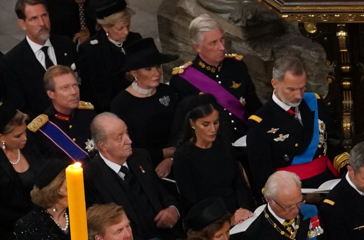 Los reyes Felipe y Letizia junto a Juan Carlos y Sofía en el funeral de Isabel II.