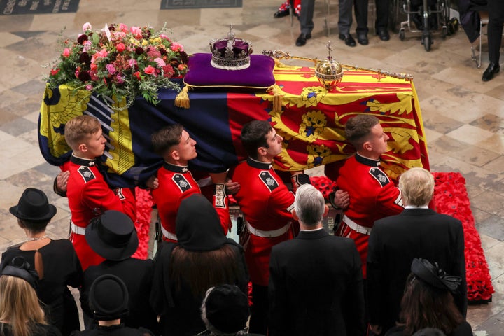 El féretro de Isabel II a su llegada a la abadía de Westminster.