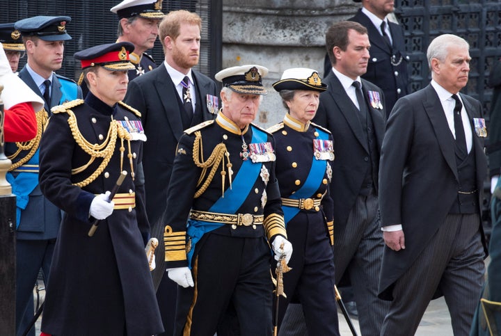 El rey Carlos, sus hermanos y sus hijos, tras el féretro de su madre, esta mañana, en Londres.