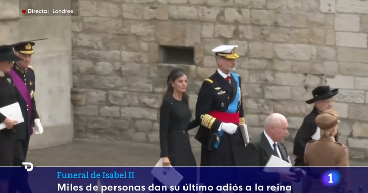 Los reyes Felipe y Letizia, abandonando Westminster.