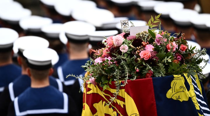 Flores sobre el féretro de Isabel II.