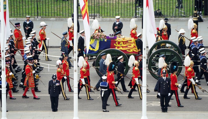 El féretro de la reina sobre el carruaje de la Royal Navy.