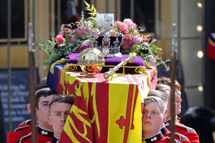 La corona Imperial y el orbe y el cetro sobre el féretro.