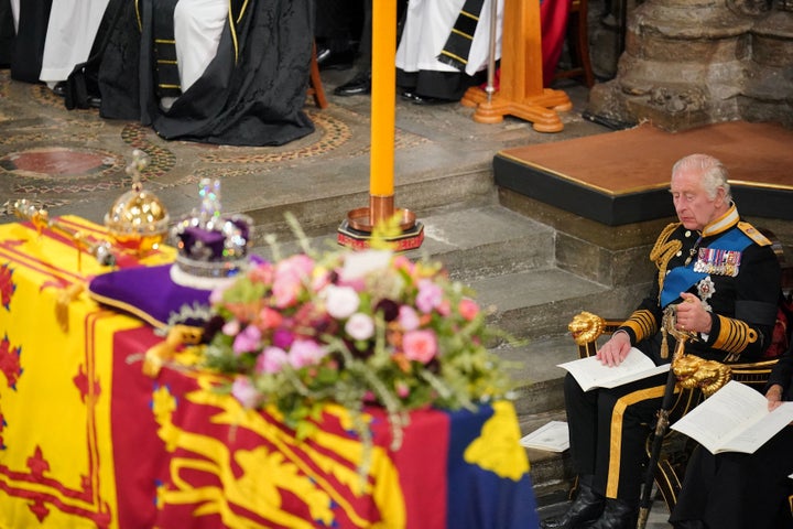 Carlos III, ante el féretro de Isabel II en el funeral de Estado celebrado este lunes en Londres en la Abadía de Westminster.
