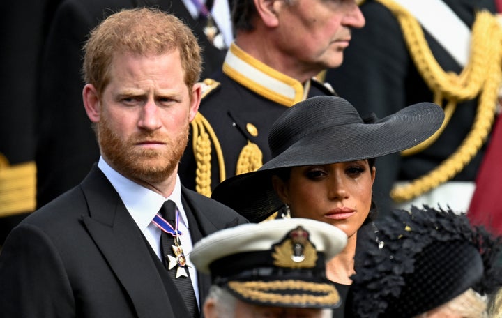Meghan, junto a Harry, no puede contener las lágrimas al paso del féretro de la reina Isabel II tras acabar el funeral.