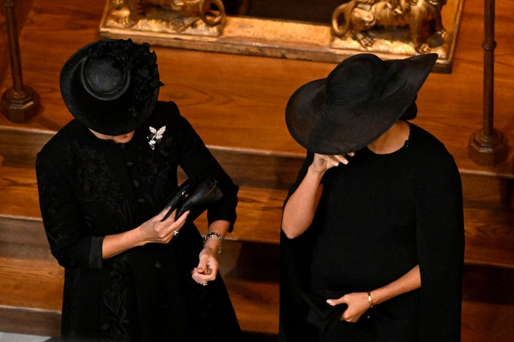 Dentro de la abadía, la duquesa de Sussex tampoco ha podido contener la emoción. En ala foto, junto a Sofía de Wessex.