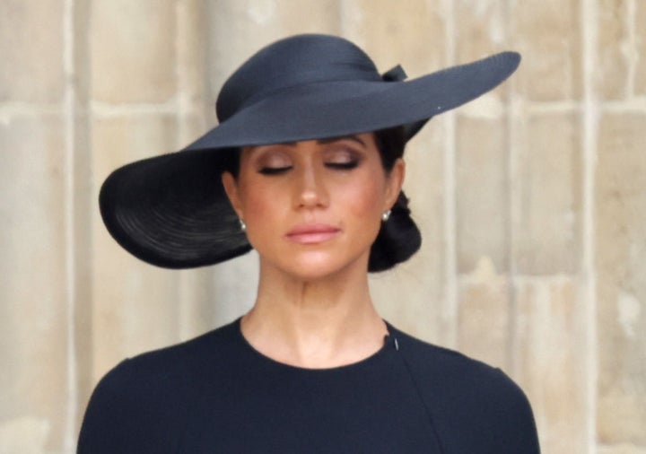 En la puerta de la abadía de Westminster, Meghan con gesto compungido, veía desfilar el cortejo fúnebre.