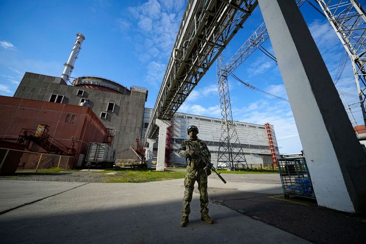 2022 年 5 月 1 日（日）、ウクライナ南東部、ロシア軍の支配下にあるザポリージャ原子力発電所のエリアで警備するロシア軍人。 