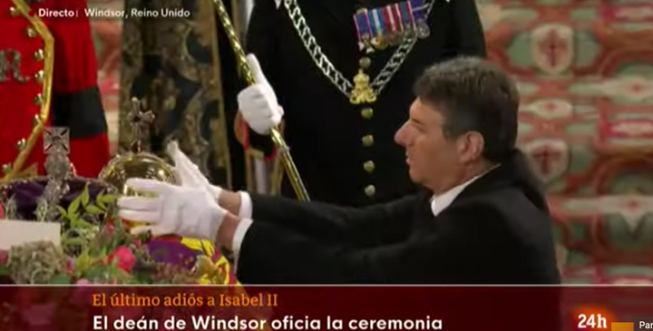 Retiran la corona del féretro de Isabel II.