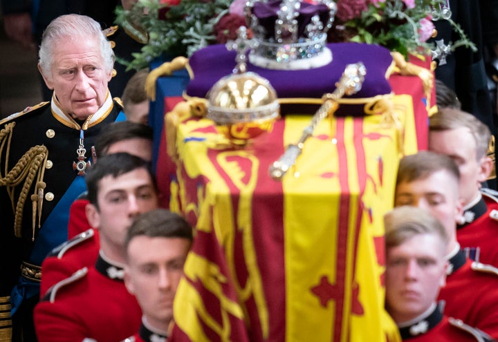 Carlos III sigue el féretro de su madre, la reina Isabel II