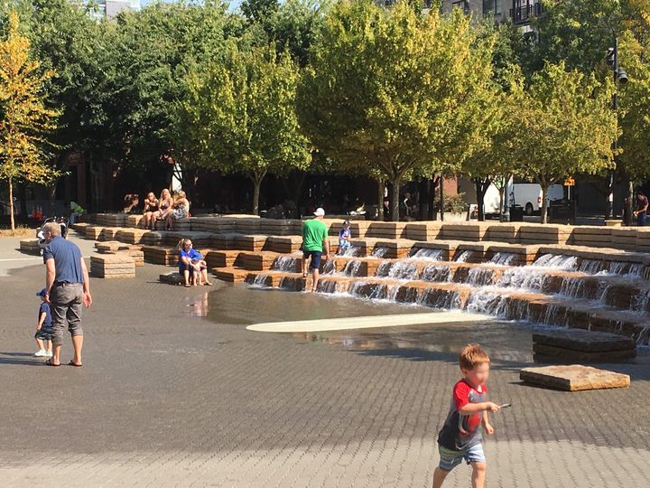 都市開発の事例として注目を集める米ポートランド。 「再開発地域にある公園『ジェイミソン・スクエア』は、子どもも大人もくつろげる空間になっています」（松行さん）