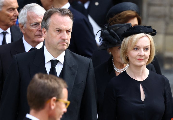 La primera ministra británica, Liz Truss, y su marido, Hugh O'Leary, en la Abadía de Westminster durante el funeral de Estado de Isabel II.