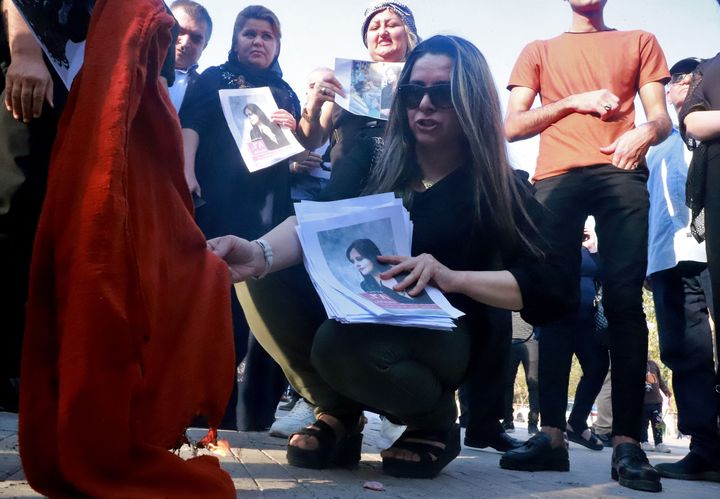 Κούρδοι από το Ιράν έβαλαν φωτιά σε μαντίλα κατά τη διάρκεια μιας πορείας σε ένα πάρκο στην κουρδική πόλη Sulaimaniya του Ιράκ στις 19 Σεπτεμβρίου 2022, ενάντια στη δολοφονία της Μαχσά Αμινί. Η 22 ετών Αμινί βρισκόταν σε επίσκεψη με την οικογένειά της στην ιρανική πρωτεύουσα όταν συνελήφθη στις 13 Σεπτεμβρίου από την αστυνομική μονάδα που είναι υπεύθυνη για την επιβολή του αυστηρού κώδικα ενδυμασίας του Ιράν για τις γυναίκες. Κηρύχθηκε νεκρή στις 16 Σεπτεμβρίου από την κρατική τηλεόραση αφού πέρασε τρεις ημέρες σε κώμα.