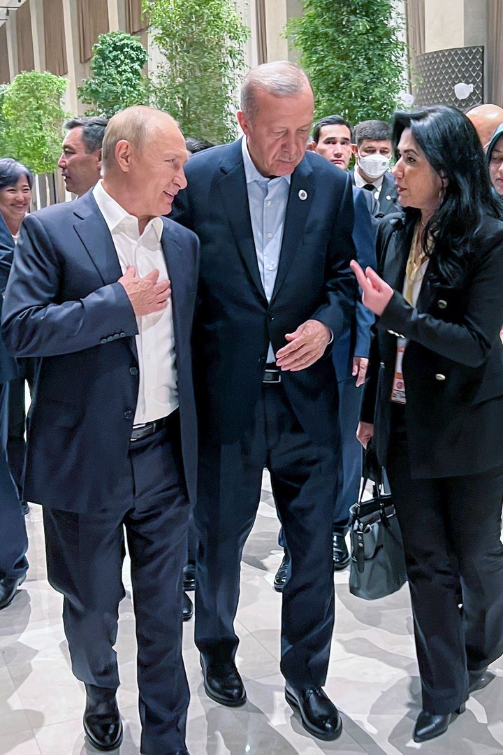 Σε αυτή τη φωτογραφία που παρέχεται από την Τουρκική Προεδρία, ο Πρόεδρος της Τουρκίας Ρετζέπ Ταγίπ Ερντογάν μιλά με τον Ρώσο Πρόεδρο Βλαντιμίρ Πούτιν στη σύνοδο κορυφής του Οργανισμού Συνεργασίας της Σαγκάης (SCO) στη Σαμαρκάνδη του Ουζμπεκιστάν, Πέμπτη, 15 Σεπτεμβρίου 2022.(Turkish Presidency via AP)