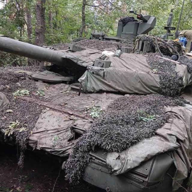 放置されていたロシア軍の最新鋭戦車T-90M (ウクライナ国防省のツイートより)